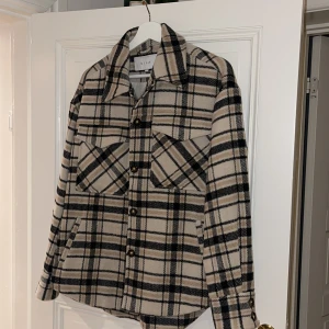 Rutig skjortjacka - Rutig skjortjacka från VILA, storlek 38, 200kr+frakt 