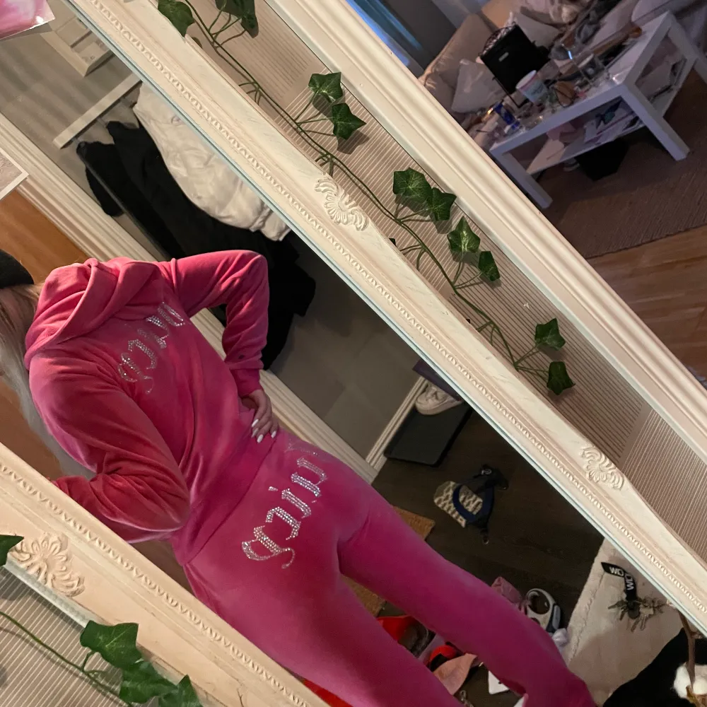 Säljer mitt juicy couture sett då jag vill byta färg. Knappt använd, bara i hemmet. Sälja bara en del, 700kr. Lägger ut igen pågrund av oseriös köpare.. Hoodies.