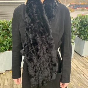 Pälshalsduk Hollies  - Svart halsduk från Hollies i pälsimitation. Nypris 1200kr. 