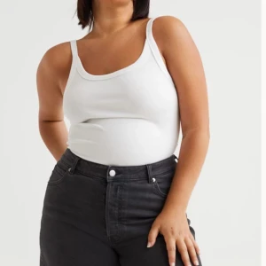 Oanvända högmidjade shorts - Oanvända svarta högmidjade shorts från HM i 90’s cutoff