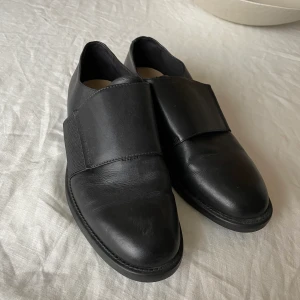 Skor från vagabond  - Säljer ett par väldigt sparsamt använda skinnskor från Vagabond. Så fina! 