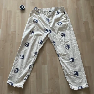 Magic Pants Skate Byxor - Skate byxor jag köpte för 700kr, men dom har inte kommit till allt för mycket användning då jag fann det svårt o stylea dom. Köparen står för frakt eller möts i gbg. Skriv om du har mer frågor! (Snus ej inkluderad)