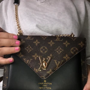 !ÄKTA! Louid Vuitton  - Jätte bra har rätt så bra ut rymme säljer för jag använder inte den och har typ en sån redan❤️