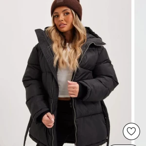 Jacka  - Puffer jacka från Nelly.com  Jättefint skick endast använd en vinter Storlek 34 men är en oversized modell.