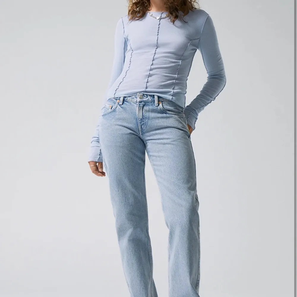 Säljer nu dessa snygga och nästan helt slutsålda Arrow Low Straight Jeans från weekday i färgen summer blue. Använda ett fåtal gånger. Säljer pga att de är lite för stora för mig. Längden passar mig som är 164 cm😋 Köparen står för frakten!. Jeans & Byxor.