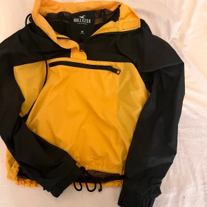 En fin och cool reng jacka från hollister  - En reng jacka från hollister som e cool o snygg på. den har en luva.  ganska dyr när jag köpte den. men den är använd en gång 