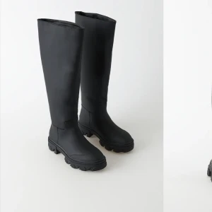 Gina tricot sabrina high knee boots - Stl 36 Nya, helt oanvända. Satt inte fint på mig och glömde tyvärr lämna tillbaka dem. 