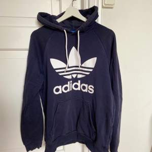 Trendig Hoodie ifrån adidas original i färgen blå. Storlek: Small,  skick Okej. Jag ansvarar ej för postnords borttappade försendelsär. Kolla gärna in mina andra annonser. 