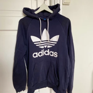 Adidas Original Hoodie - Trendig Hoodie ifrån adidas original i färgen blå. Storlek: Small,  skick Okej. Jag ansvarar ej för postnords borttappade försendelsär. Kolla gärna in mina andra annonser. 