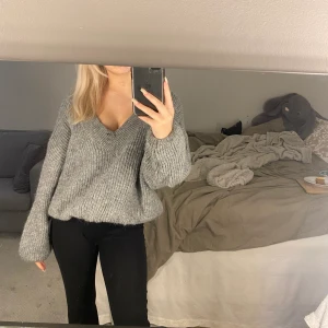 Skön stickad tröja - Säljer min snygga och super sköna stickade tröja från zara, den är inte stickig alls och är varm och skön.