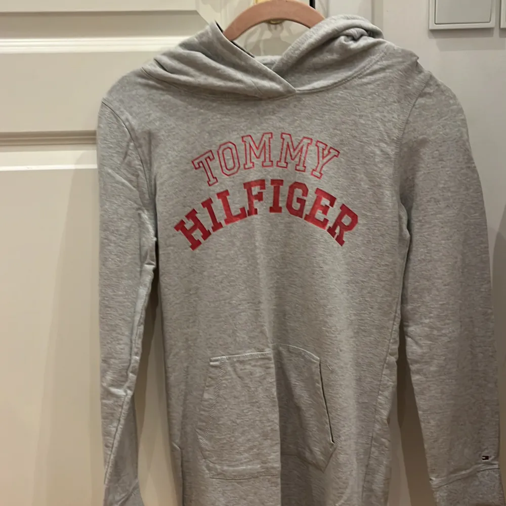 Jättefin Tommy Hilfiger långtröja i storlek 164 men oassar som S. Den är i mycket bra skick. Köparen står för frakten 🫶🏼. Hoodies.