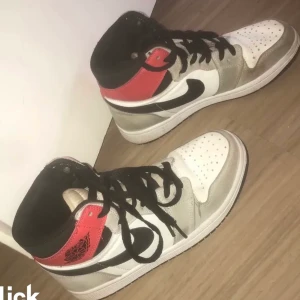 Jordans - Säljer dessa jordans som köptes i Frankrike , de är använda en del , och de har även blivit för små . 