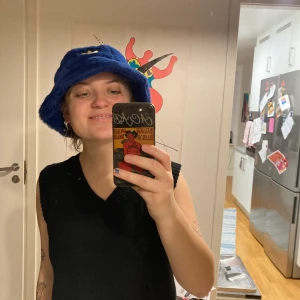 Adidashatt - Säljer fluffig kungsblå adidashatt. Håller din skatte varm och mysig på vintern. Säljer pga flytt. </3