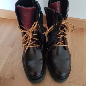 Gant  - Hej, säljer mina Gant skor i ny sick. Köppta på Best Secret och kostar 1995 kr. Mitt pris 1 400 kr.