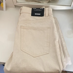 Weekday jeans Rowe OANVÄNDA - Säljer ett par helt oanvända Rowe jeans, testade inte innan jag köpte och tiden för att lämna tillbaka har gått ut. Ganska små i storleken, men ska enligt butiken töja sig lite vid användning! Nypris 590kr. 