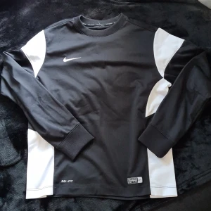 Nike tröja stl.146-152  - Nike tröj använd 2-3gånger 