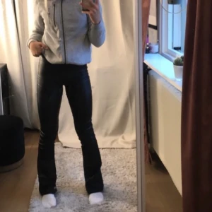 Bootcut skinn byxor - Ett par fina bootcut skinn byxor från NA-KD i storlek 32💕