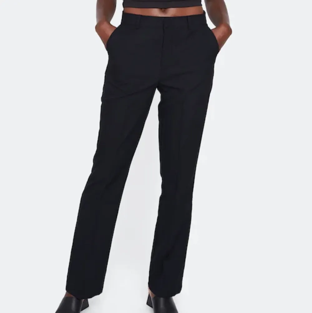 Kostymbyxor från BikBok i modellen Vilma. De är i storlek 38 och i bra skick💗. Jeans & Byxor.
