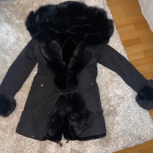 Vinterjacka med svart äkta päls xs/s - Jättefin och suupervarm vinterjacka med äkta päls. Sparsamt använd men absolut en favorit. Ska göra plats för nya jackor därför måste jag sälja denna favorit 🥰  Köpt för 3800