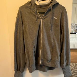 Dragkedje hoodie från rönisch - Jätte fin hoodie med dragkedja från märket Rönisch. Tyvärr för liten för mig nu. Jätte fint skicka, bara använd ett par gånger. Storlek S nypris: 999kr säljer nu för 100kr