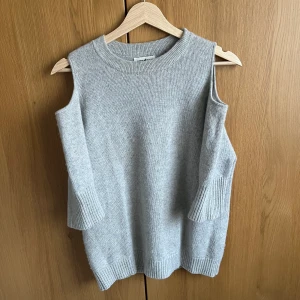 Soft goat tröja - Soft goat tröja i ljus grå förg men öppna axlar, ingen deffekt finns.