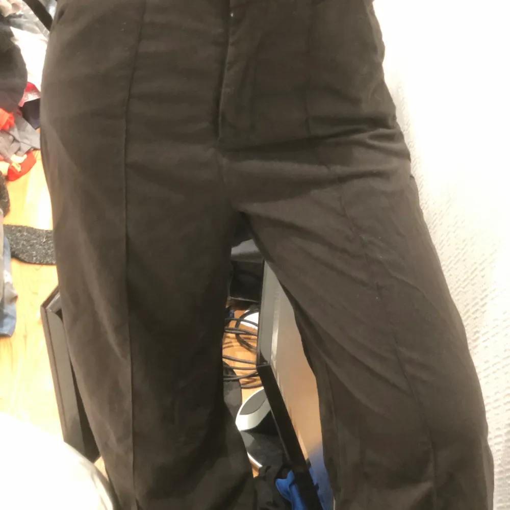 ett par mörkgråa kostymbyxor i storlek M, är 158cm och dom är lite långa men går att sy upp!. Jeans & Byxor.