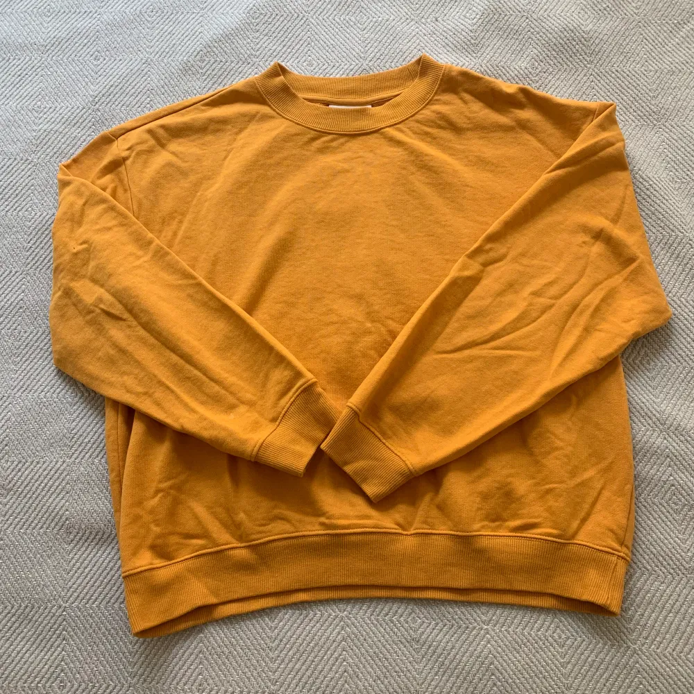 En mörkgul sweatshirt från Monki i storlek S. Har använts ett fåtal gånger men är i nyskick.. Tröjor & Koftor.