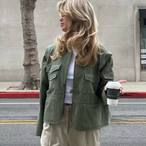 Djerf Avenue Utility Jacket - Storlek S, använd en gång så i nyskick! Slutsåld på hemsidan! Frakt på 69kr eller 66kr tillkommer 