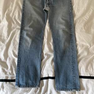 Vintage levis 501 jeans, underbar tvätt och perfekt straight fit, men används tyvärr inte längre. Dessa är sedan tidigare lagade vid grenen. Skriv vid ytligare funderingar eller frågor så hjälper jag gärna till!