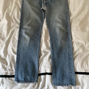 Vintage Levis 501 - Vintage levis 501 jeans, underbar tvätt och perfekt straight fit, men används tyvärr inte längre. Dessa är sedan tidigare lagade vid grenen. Skriv vid ytligare funderingar eller frågor så hjälper jag gärna till!