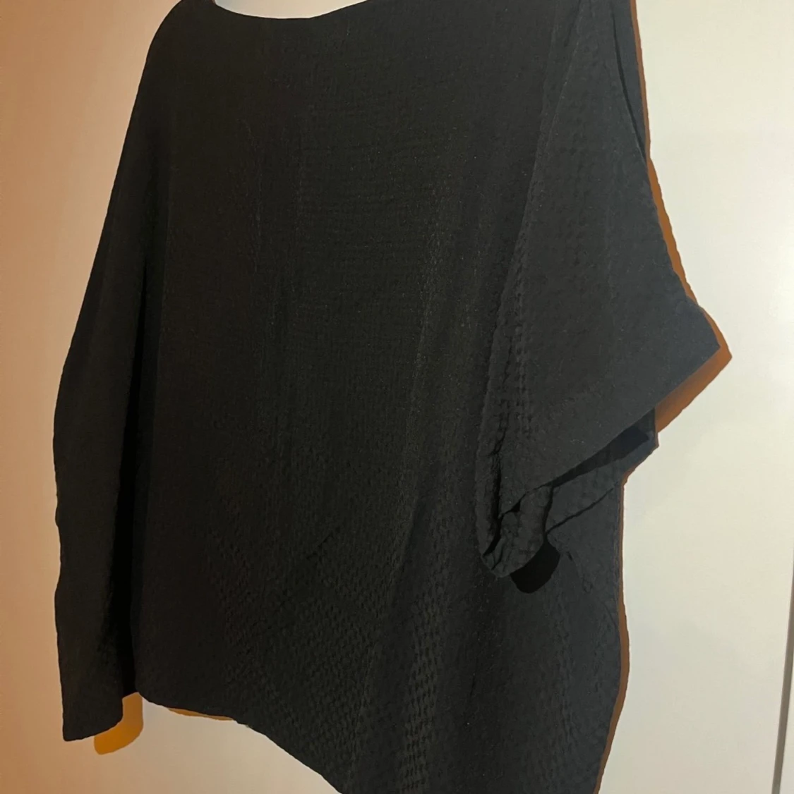 RODEBJER, svart blus fint mönster, strl M (fint skick!) - 91