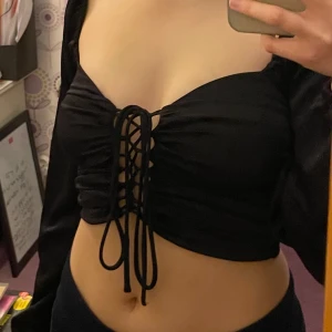 Bikbok topp strl S - Jag köpte den för cirka ett och ett halvt år sedan och den är bara använd en gång och den är i perfekt skick. Skriv till mig för mer information eller fler bilder💞