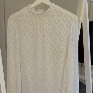 Blus - Vit blus med hög krage