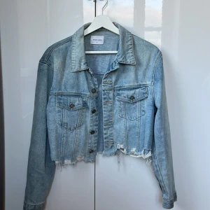 Croppad jeansjacka - Croppad jeansjacka från Abrand Jeans i storlek US 10 vilket motsvarar storlek EU 40 men skulle säga att den är lite mindre i storleken! Köpt second hand men kommer tyvärr inte till användning 💙