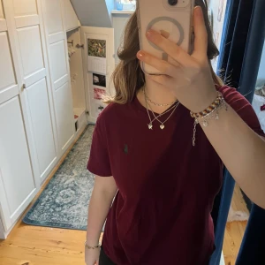 Vinröd t-shirt från Ralph lauren  - Clean vinröd t-shirt från Ralph lauren 💕 använd men i bra skick, passar S/M 