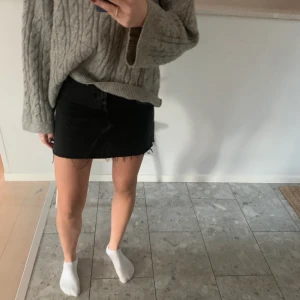 Jeanskjol monki  - Svart/grå jeanskjol från monki. Säljer då den är för liten för mig.