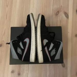 Äkta Jordan 1 mid, knappt använda. - Köpta på footlocker