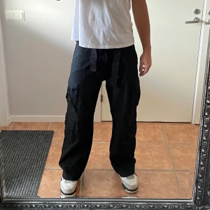 Svarta cargobyxor - Säljer mina snygga cargobyxor i svart eftersom att jag tyvärr inte har någon användning av de längre. Byxorna är jätte sköna. Har använts Max 3 gånger och sitter jättebra  Jag är 185 och väger 81.   Kan mötas upp i Göteborg eller frakta de❤️