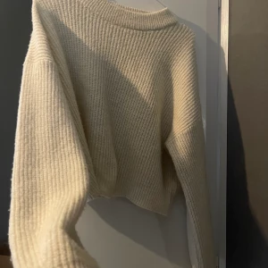 Stickad tröja  - Från nelly. Använd fåtal gånger 