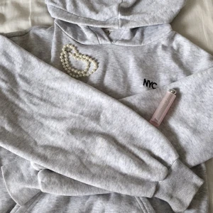 Overzised hoddie💋 - En grå basic hoddie med fickor och luva💋Nästan helt oanvänd och säljer den pga att den inte är min stil längre. 