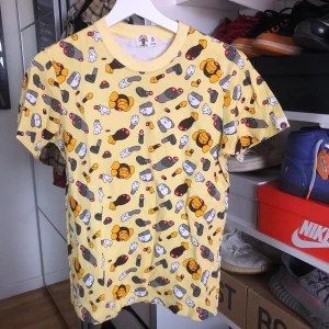 Baby milo x KAWS - Fet och ovanlig collab! Finns även i blå färg. Tidigare ägaren köpte dom i bape butiken i Japan. Skick: 9/10 storlek: S (små i storleken) Skriv innan köp!