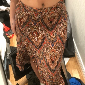 Mönstrig kjol - skit cool mönstrig kjol köpt i turkiet, storlek M, men passar mig perfekt som brukar ha S