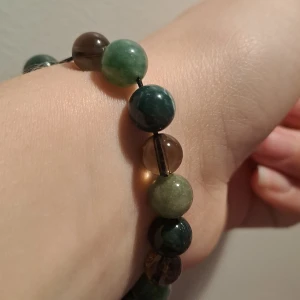 Ädelstens armband - Gjord av riktiga ädelstenar därav priset.  En liten gåva kommer med varje beställning och passar perfekt till vraje outfit alla årstider🍁🍂