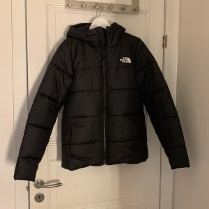 The nort face jacka  - Säljer nu min vinterjacka från The North Face eftersom den inte kommer till användning längre, den är varsamt använd och nypris var ca 2600kr och säljer för 1250kr💞