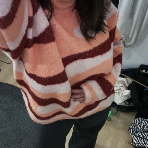 ZARA stickad  - Säljer min supersköna stickade tröja från Zara. Perfekt nu till lite kallare tider och superfin då den sticker ut lite. Den är i storlek L men passar absolut S-L, Zaras storlekar….😅💕💕🌸🌸