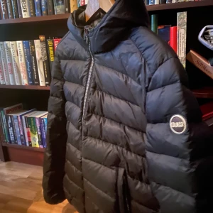 Colmar vinterjacka  - Säljer min colmarjacka då den inte används längre. Den har ett litet hål innanför höger ficka, men ingenting som syns.  Storlek: 38  Färg: Svart  Nypris: 4999 