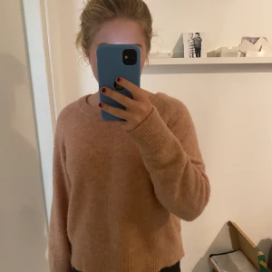 Samsoe stickad tröja! - En perfekt stickad tröja till vintern! Varm och skön tröja som ej är stickig💞 färgen är en blandning av rosa och orange en väldigt höstig färg! Den passar till allt. Det är storlek S men passar xs/S den är ej så använd därför är den bra skick! 
