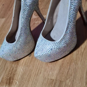 Högklackat  - Super snygga bling skor använda 1 gång. Storlek 37.  Kan skickas om köparen betalar frakten