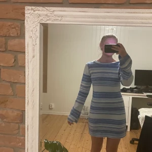 Klänning från Nelly - Säljer min fina klänning från Nelly. Använd en gång i 1 timma. Nypris 599