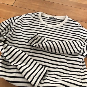 Randig zara tröja! - Randig zara tröja! Köptes i våras. Använd några få gånger. Frakt tillkommer på 50kr!